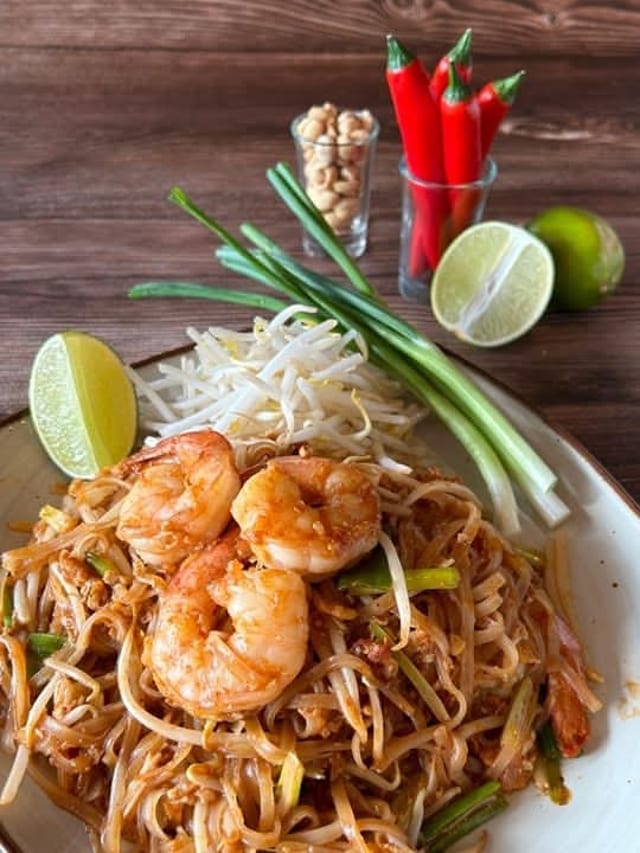 L - Pad Thai.
